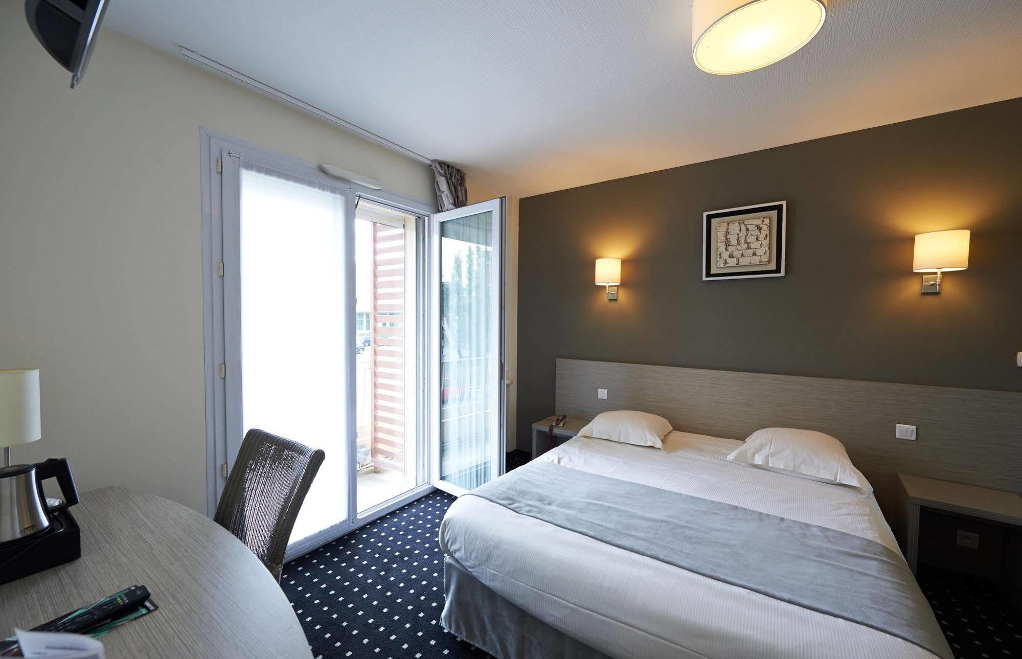 Park Hotel & Appartements Cholet Eksteriør billede